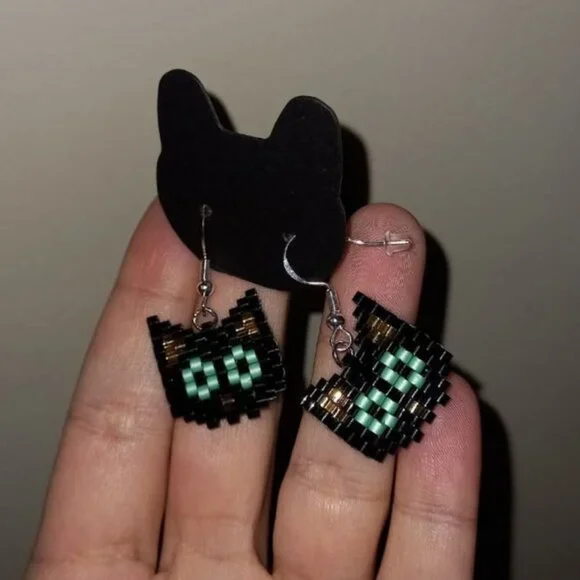 [MADE TO ORDER] 🐾✨ Handcrafted Cat Earrings ✨🐾 - Picture 2 of 4
